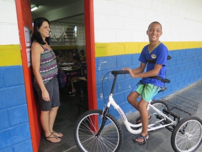 Garoto de 13 anos com paralisia aposenta a cadeira de rodas e ganha bicicleta