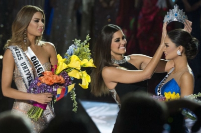 Apresentador erra ao anunciar ganhadora de Miss Universo