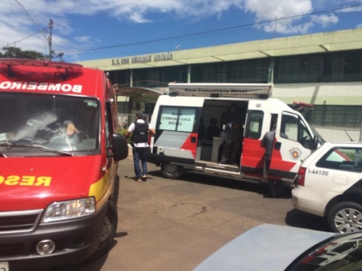 Jovens são alvejados em frente escola: um é morto