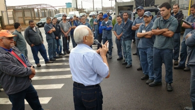 Funcionários rejeitam proposta e mantém greve