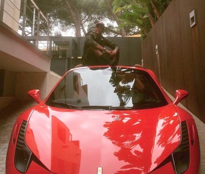 Neymar compra Ferrari de R$ 2,5 milhões e ostenta nas redes sociais