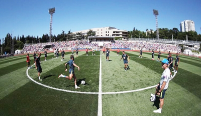 Brasileiros e russos vibram em primeiro treino da seleção brasileira na Rússia