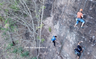 Com escalada em rocha, grupo explora a natureza no entorno de Marília