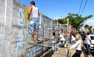 Trote Solidário da Unimar revitaliza escola estadual na zona sul