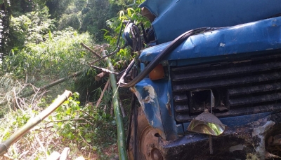 Motorista morre e ajudante fica ferido após acidente com caminhão em vicinal