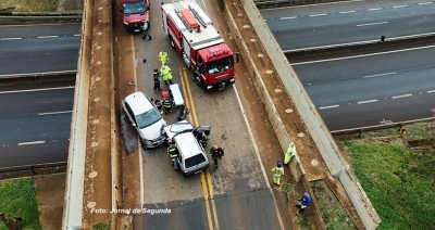 Carros batem em cima de viaduto na saída para Marília