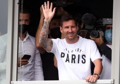 Messi chega a Paris para assinar contrato com o PSG