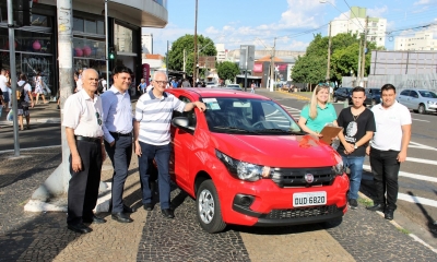 Mulher ganha carro O km em sorteio da ACIM 