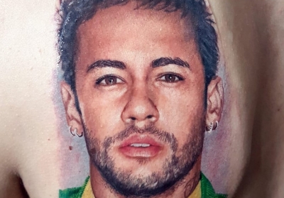 Fã junta dinheiro por seis meses para tatuar o rosto de Neymar nas costas