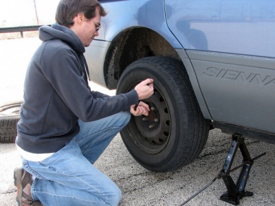 Como trocar o pneu do meu carro com segurança?