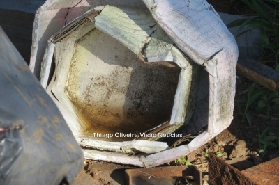 Flagrante de água parada em construção na zona norte