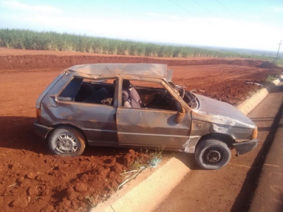 REGIÃO: Carro capota em rodovia e deixa uma pessoa ferida