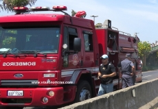 Bombeiros flagram incêndio       durante deslocamento