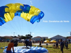 Direto no alvo!                      Paraquedistas agitam Vera Cruz