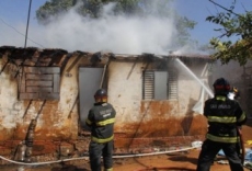 Incêndio de grandes proporções destrói casa em Bauru