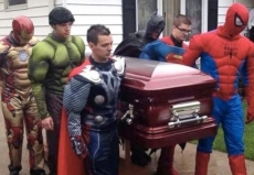 Homenagem: menino                     de 5 anos tem funeral  com super-heróis