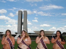 Misses protestam de lingerie            em frente ao congresso