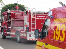 Menino fica entalado a buraco