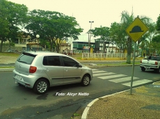 Motorista atropela e foge          . Vítima estava na faixa de pedestres