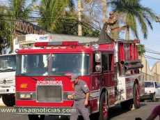 Carreta prende em fio elétrico e provoca incêndio