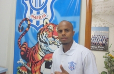 Thiago Elias assina contrato             com o MAC 