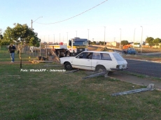 Carro invade complexo            de trânsito. Internauta registra!