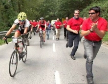 Ciclista sem perna em corrida   de 22 dias por montanhas