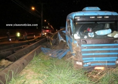 Carreta tomba na rodovia        do Contorno