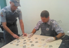 Porções de maconha e crack    são apreendidas na favela da Vila Barros