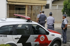 Homem morre ao ser atingido                  por bala de borracha 