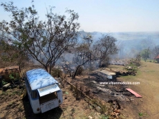 Fogo em pasto destrói barracão de sítio