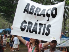 Abraços grátis em Marília       neste sábado