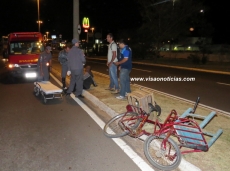 Ciclista é atropelado por moto       ao cruzar avenida