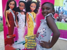 Nigeriano cria bonecas negras contra preconceito e supera venda de Barbie