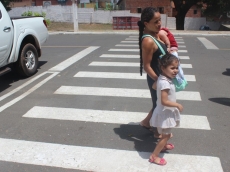 Menina de 4 anos ajuda mãe                cega a caminhar pelas ruas