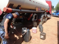 Motorista preso por furtar                   álcool de caminhão-tanque