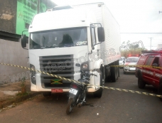 Acidentes: moto bate em caminhão parado