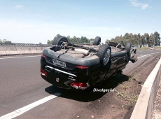 Carro capota na SP-294            . Família sai ilesa