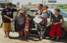 Casal com seis filhos morando              dentro de um carro 