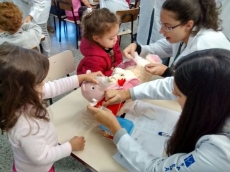 Hospital do Ursinho realiza                    atividades no CCI O Castelinho