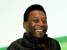 Pelé passa mal e é internado        em hospital de São Paulo