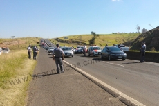 Confusão e congestionamento      em rodovia